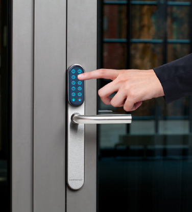 廣龍?chǎng)伟卜溃阂徽臼桨惭b監(jiān)控服務(wù)，專業(yè)設(shè)備+技術(shù)+售后全程護(hù)航